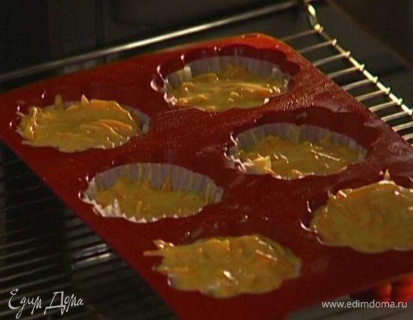 Разложить морковное тесто по формочкам и поставить в разогретую духовку. Когда кексы немного схватятся, посыпать их корицей и снова отправить в духовку. Готовность проверять, проткнув кексы зубочисткой. 