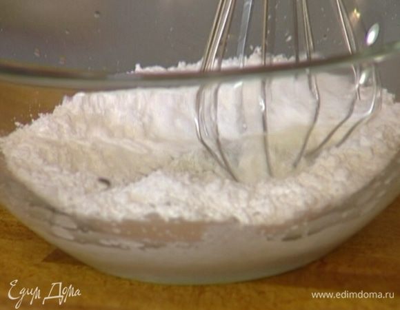 Приготовить глазурь: лимонный сок соединить с сахарной пудрой и перемешать венчиком. 