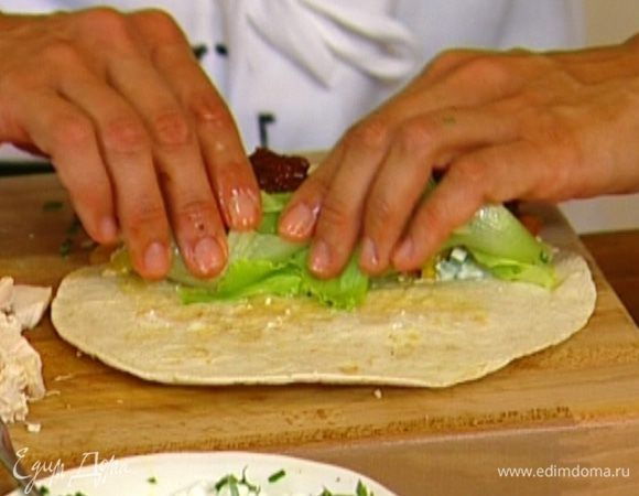 Выложить на одну половину каждой лепешки, ближе к краю, немного творога, сверху положить немного перца, курицы и вяленых помидоров.