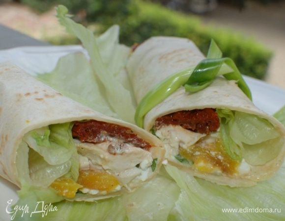 Свернуть тортильи в трубочки и обвязать перьями зеленого лука.