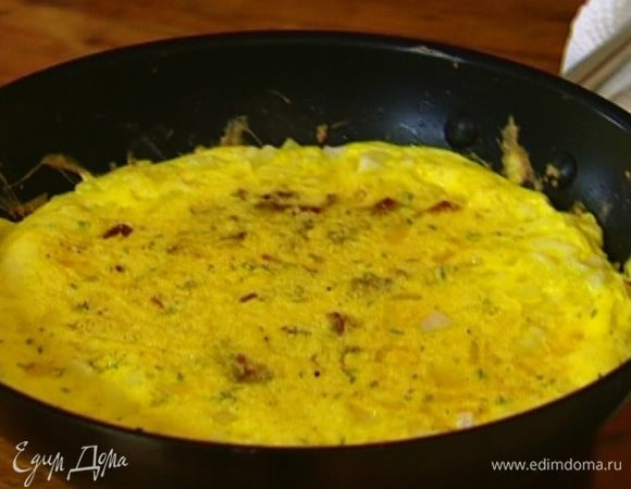 На 2–3 минуты отправить сковороду с фриттатой под разогретый гриль.
