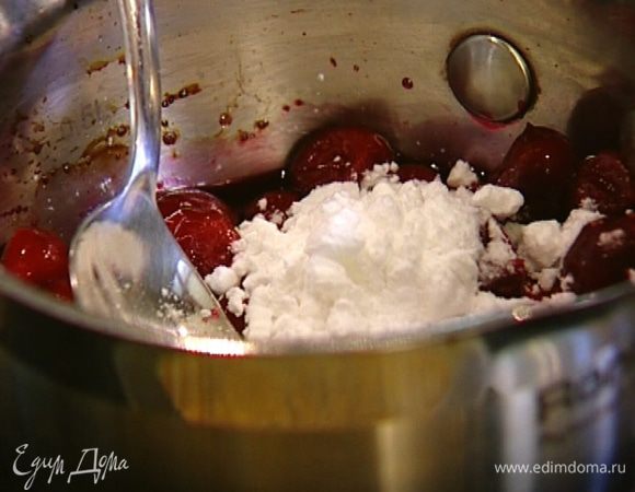 Приготовить соус: размороженную вишню положить в кастрюлю, всыпать оставшийся сахар и довести до кипения. Снять кастрюлю с огня, добавить крахмал и перемешать так, чтобы не было комков, затем вернуть соус на плиту и держать на огне, пока он не загустеет. 