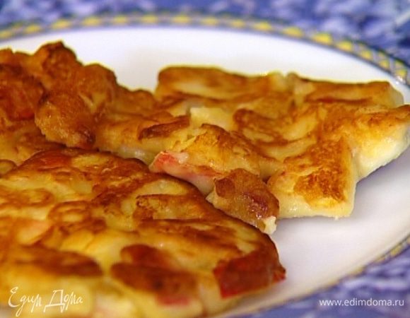 Сковороду разогреть, смазать оливковым маслом и ложкой выкладывать оладьи. Обжаривать с двух сторон и перекладывать на тарелку с бумажным полотенцем, чтобы убрать излишки жира.<br />
Подавать со сметаной.