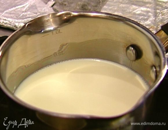 В отдельной кастрюле вскипятить молоко.