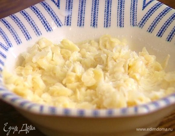 Рисовые хлопья залить кипящим молоком так, чтобы они были полностью покрыты, перемешать и дать постоять несколько минут.