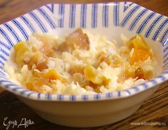 Добавить в кашу сухофрукты и подавать.