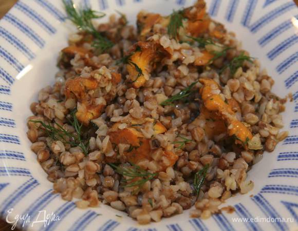 Перед подачей сбрызнуть гречневую кашу с грибами оливковым маслом. 