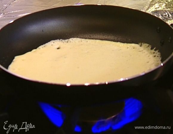 Разогреть сковороду для блинов, смазать ее оливковым маслом и выпекать тонкие блины.