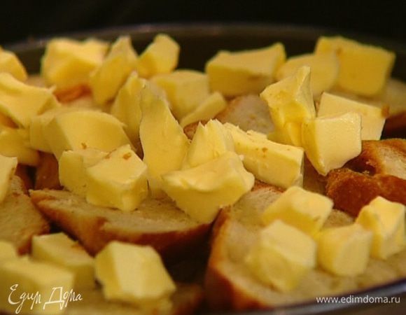 Оставшееся масло нарезать кубиками, выложить сверху на шарлотку и присыпать оставшимся сахаром, чтобы получилась карамельная корочка. 