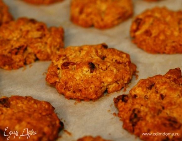 Выпекать печенье в разогретой духовке 20–25 минут до появления золотистой корочки.