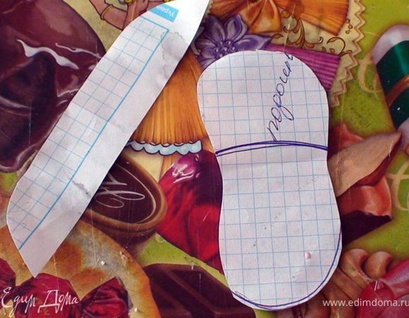 Вот начинаем приступать к туфелькам. Для начала берем бумагу и начинаем творить. Нужно вырезать подошву и заднюю часть. я резала на глаз. Чтоб вам лучше было понять резала на листку в клеточку.