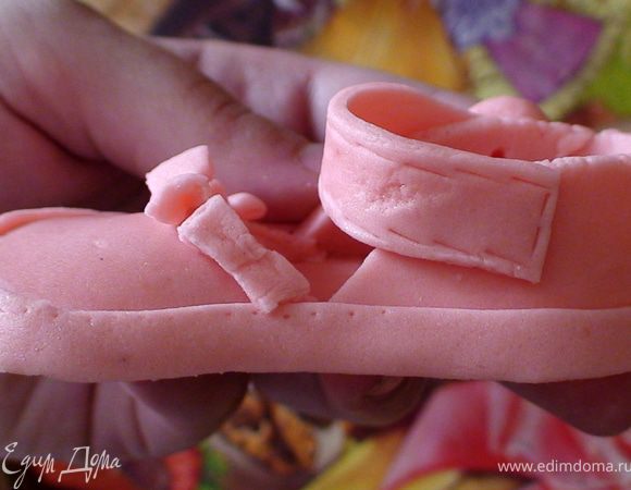  Затем смазываем боковину подошвы капелькою воды и приклеиваем носочек к подошве. Далее прикладиваем к мастике заднюю часть и вырезаем. И приклеиваем к подошве.