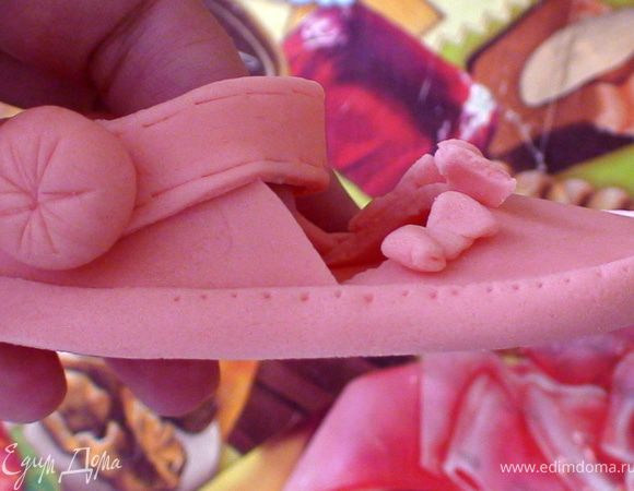 Теперь можно вырезать полоску (шириной 0,5см.), это будет так называемая кайма. Аккуратно приклеиваем ее по периметру подошвы. И еще одну полосочку, для того чтобы сделать застежку (ее также приклеиваем). Сбоку можно сделать что-то вроде пуговицы. 