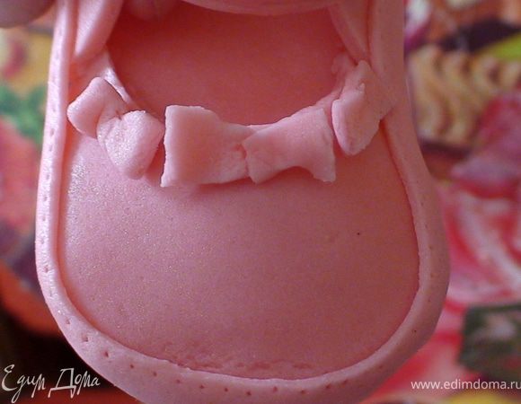 Верх туфельки можно украсить чем угодно. разноцветными цветочками, бантиком, сердечком и т.д. Я украсила из полосочек какие остались такие маленькие бантики. Просто взяла полосочку и свернула два конца в середину и капелькой воды прижала их и приклеила их к краю туфельки.