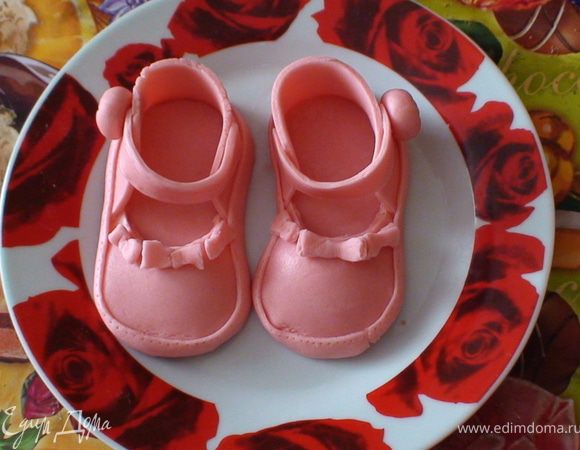 Вот в принципе все. А, еще когда все это высохнет можно взять щетечку или губку смочить водкою и протереть все. Это для того чтобы изделие блестело. Ну вот и все! Немного позже покажу на торте мои туфельки! Жду ваших отзывов и туфельки в вашем еще лучшем исполнении!!!