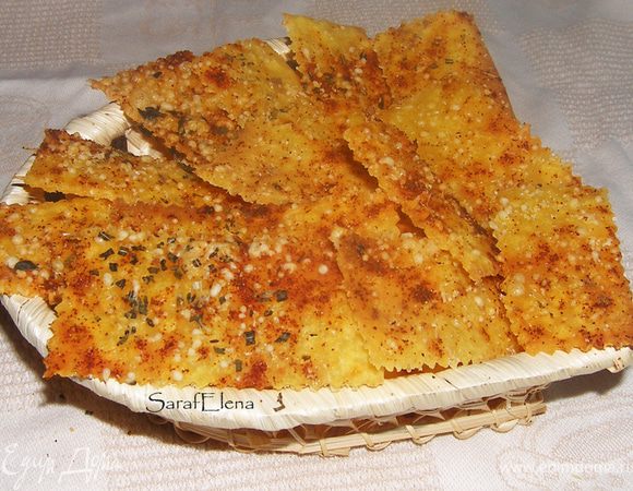 Тонко раскатать (примерно 3-4мм) на пергаменте, силиконовом коврике или на противне с мукой (с помощью пищевой пленки). Произвольно нарезать. Посыпать можно паприкой, пармезаном, кунжутом, сухим чесноком, имбирем, любыми травами и т.д. на вкус. И печь при температуре 200*С 10-15 мин.
Наиприятнейшего аппетита!!!