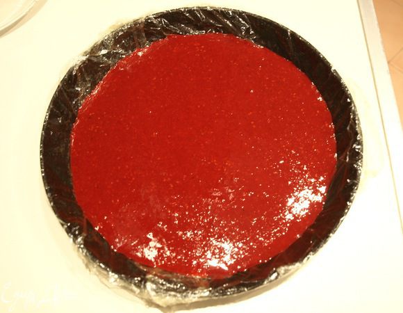 Заливаем желатин холодной водой и оставляем на 10-15 минут.
Малину пюрируем, добавляем сахар. 1/3 часть малины нагреваем, добавляем желатин. После его растворения примешиваем к остальному ягодному пюре. Переливаем в форму для торта, застеленную пищевой пленкой. Убираем в холодильник до полного застывания.