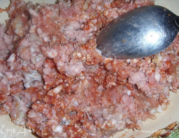 Пропустить мясо, курдюк, перец острый, лук и чеснок через мясорубку.