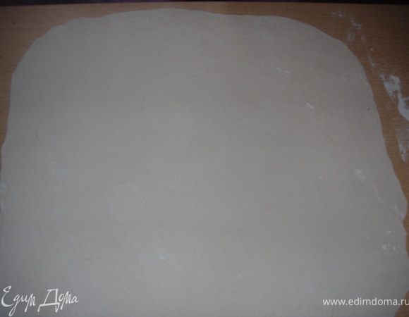 Раскатать тонкий пласт, как на пельмени. Чем тоньше тесто, тем вкуснее получаются Ломаджо.