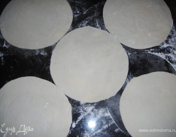 Вырезать из теста небольшие круги (как для мини пиццы). У меня на противень помещается 5 шт. 