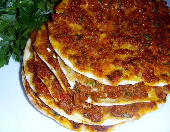 Выпекать в разогретой до 180 гр духовке 15 минут. Перед подачей их поливают лимонным соком и едят запивая холодным мацоном. Приятного аппетита!