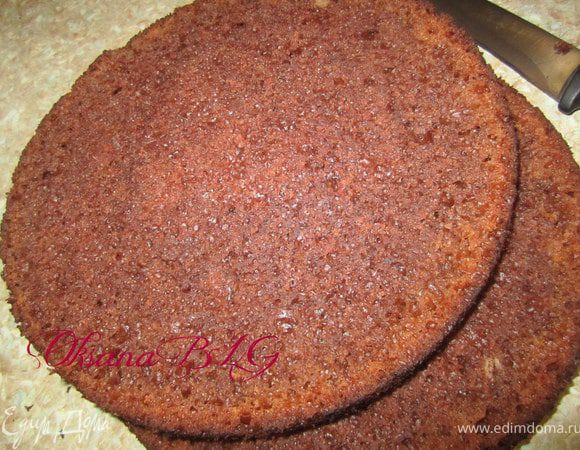 Приготовить бисквит по рецепту  http://www.edimdoma.ru/recipes/31029  разрезать на три коржа. Два пойдет на торт, один ка "картошку"