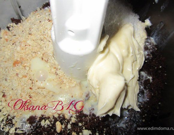 Из остатков бисквита приготовить "картошку", добавить измельченные орешки, сгущенку, мягкое масло.