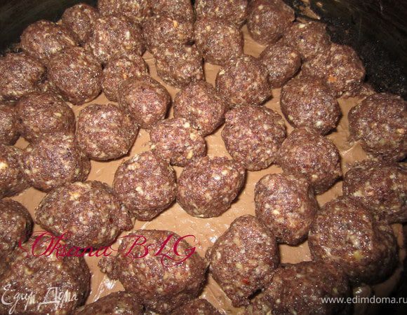 Затем, на корж нанести половину ганаша, выложить шарики из "картошки"