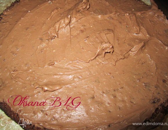 Нанести ганаш на второй корж и накрыть им шарики.