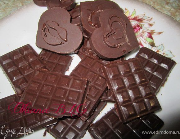 По желанию из шоколада приготовить маленькие украшения. Для этого я использовала силиконовые формочки.