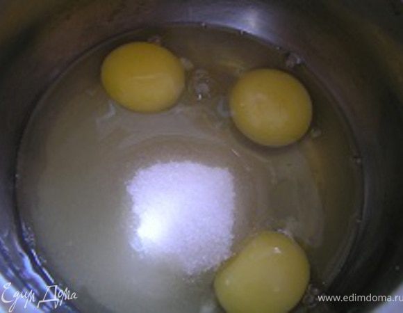 Соединить яйца и сахар,