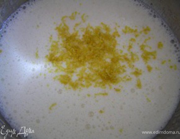 Добавить цедру лаймов, соль и крахмал, взбить.