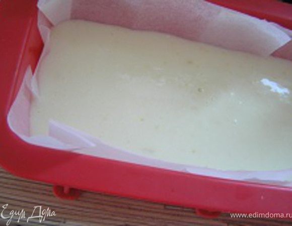 Форму застелить бумагой для выпечки, вылить тесто.