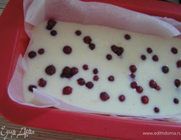 Сверху выложить бруснику (у меня замороженная).