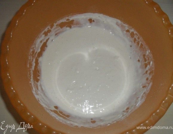 1 ч.л. сахара и дрожжи развести в 100 мл теплого молока и оставить на 10 мин. Затем всыпать туда 100 г пшеничной муки,  перемешать и оставить опару минут на 40-45.