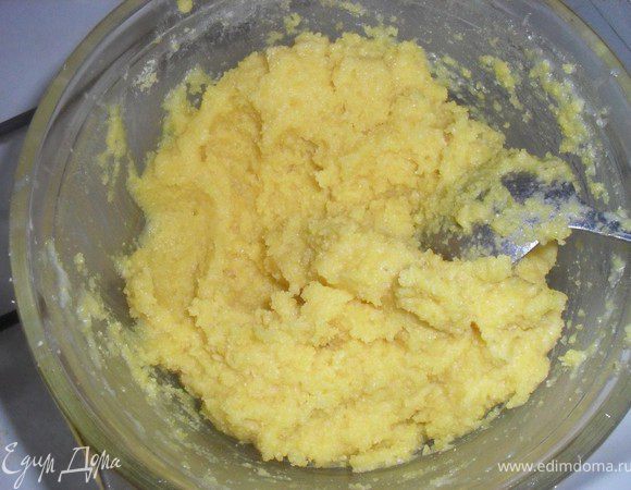 В кипящее молоко всыпать  кукурузную муку и тщательно перемешать.  Кастрюлю снять с огня, накрыть крышкой и забыть про нее минут на 30-35.