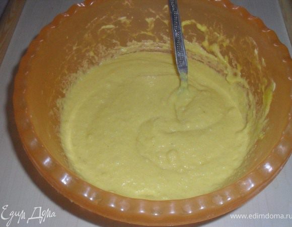 Туда же добавить кукурузную массу и перемешать. В это время в тесто можно добавить ванилин, орехи или изюм (это по желанию, поэтому в ингредиентах я их не указывала), я добавила ванилин. Получится вот такая вязкая масса.