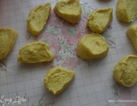 Готовое тесто раскатать в толстый жгут
и нарезать кусочками. 