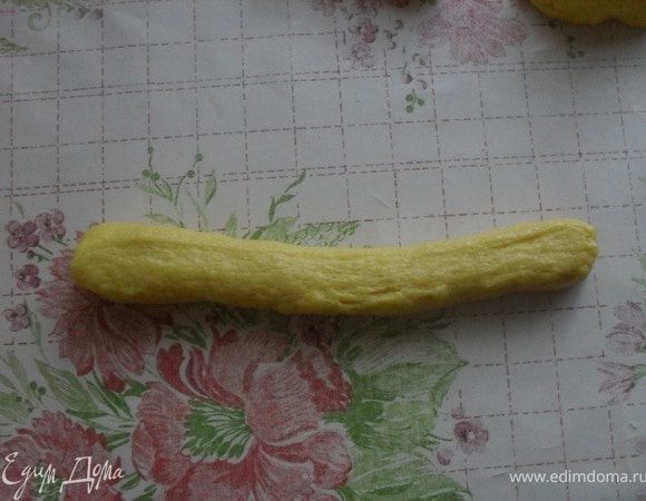 Затем каждый кусочек раскатать в жгутик 