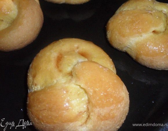 Готовые булочки можно смазать сиропом.
Очень подходит лимонный сироп.