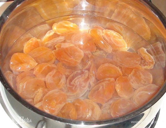 Начинка: Курагу залить водой и поставить на небольшой огонь, довести до кипения и томить 10-15 минут...