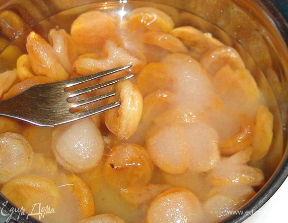 Добавить сахар и варить на очень медленном огне 30-40 минут...