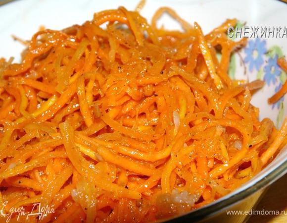 Для салата нам понадобится морковь «по-корейски», которую легко можно приготовить и дома по этому рецепту http://www.edimdoma.ru/recipes/32408