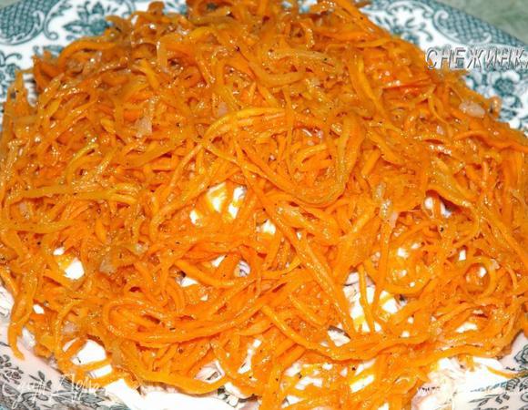 Сверху на курицу, укладываем морковь. Совсем немного смазываем майонезом.