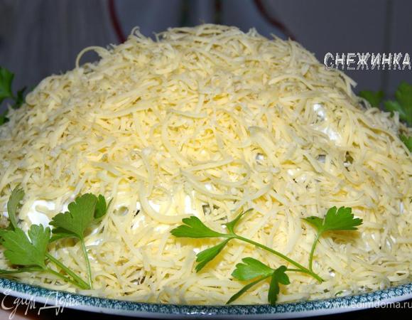 Сыр натираем на сырной терке и посыпаем хорошим слоем сверху. Вуаля! Салат готов к употреблению, добавим лишь небольшие «штрихи», украсив салат петрушкой по краю тарелки. Приятнейшего аппетита!)