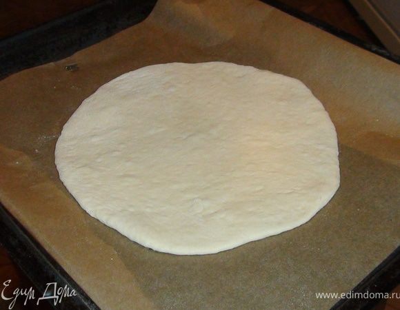 Тесто разделить на две части. Одну часть раскатать в круглую лепешку... Можно выпекать на пергаменте, но лучше присыпать противень мукой...