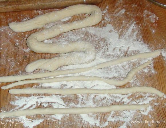 2/3 второй части раскатать в толстую колбаску, 1/3 на несколько тонких.