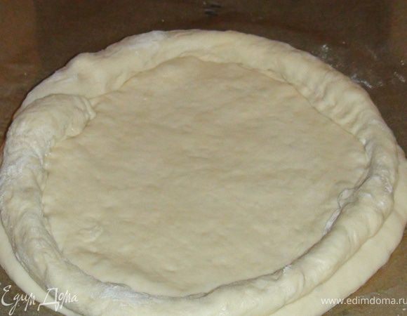 Край лепёшки обмазать белком и положить сверху толстую "колбаску", для того что бы не вытекла начинка.... и слегка прижать...