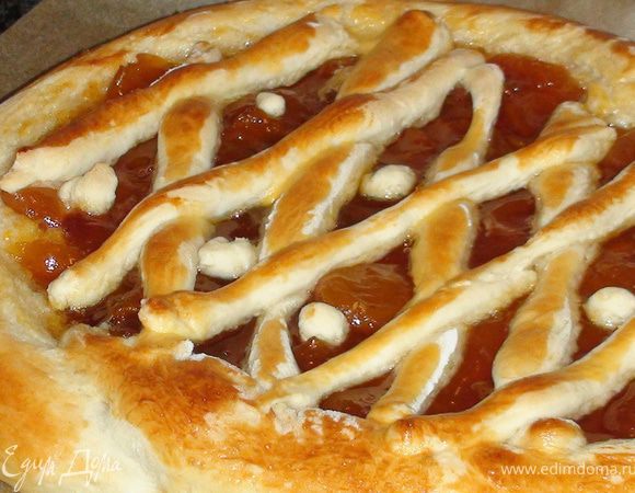 ...Обмазать края желтком... Поставить в духовку прибдизительно на 18-20 минут при 190 градусах...