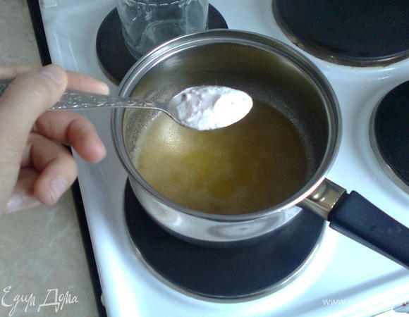 В кастрюле растопить 3 ст.л сливочного масла вместе с 3 ст.л мёда, добавить 1 ч.л соды без горки 